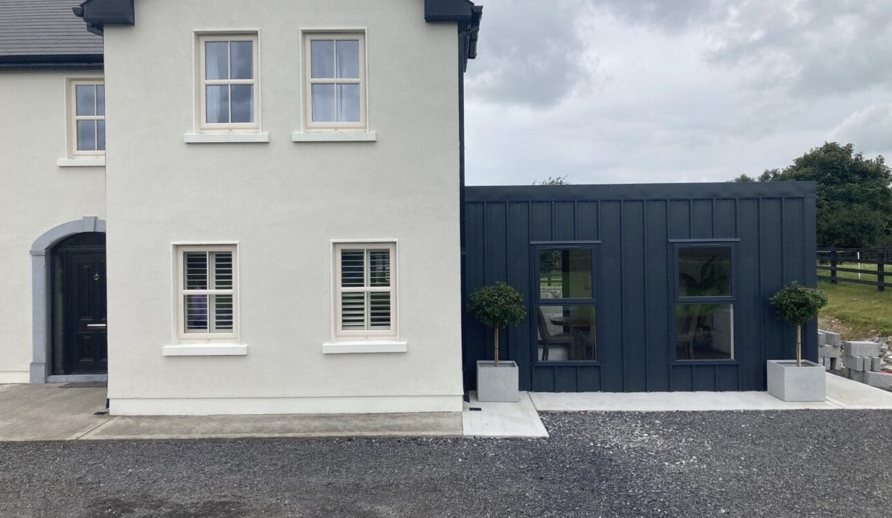 Close up of 5.2m x 4m house extension with anthracite grey Kingspan composite panels (2)